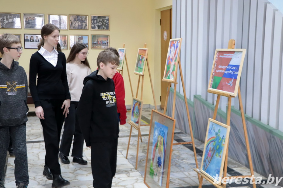 «Россия – Беларусь»: крепкое партнерство». В Берестовицкой детской школе искусств действует выставка творческих работ