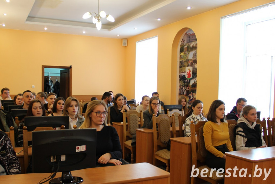 В Большой Берестовице состоялось заседание клуба «PRO-движение» для молодых специалистов
