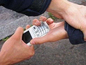МАРТ рекомендует потребителям не передавать свои мобильные телефоны незнакомым лицам