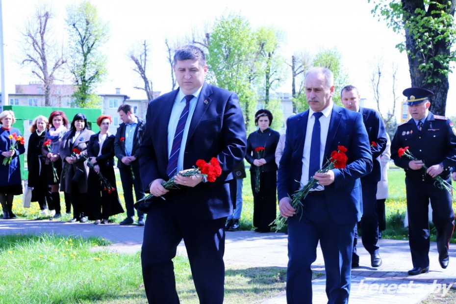 Фотофакт. В Большой Берестовице почтили память жертв чернобыльской трагедии