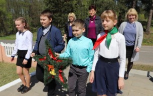 Учащиеся Пограничного филиала Берестовицкой детской школы искусств возложили к памятнику созданный собственноручно мемориальный венок