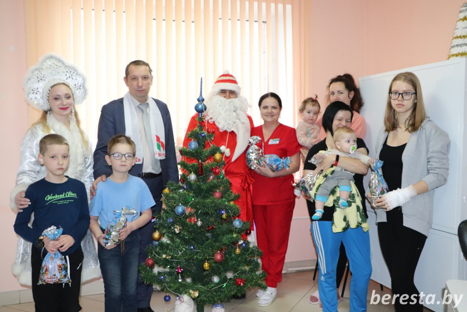 Берестовицкая районная организация РОО «Белая Русь» поздравила маленьких пациентов Берестовицкой ЦРБ